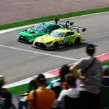 Marco Wittmann im Duell mit Jules Gounon im gelben Mercedes-AMG GT3