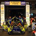 Philip Geipel und Katrin Becker feiern auf dem Markt Stollberg ihren Triumph