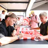 Die Spieler des 1. FC Nürnberg schrieben am Norisring fleißig Autogramme