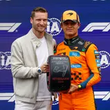 In Zandvoort hat Maro Engel den Pirelli Pole Position Award an Lando Norris übergeben