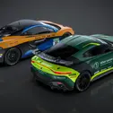 Heckansicht des Aston Martin Vantage GT4 und des McLaren 570S GT4 - Urheber: Berzerk Design