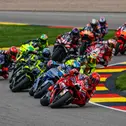 Die Zuschauer sehen am Sachsenring einen Sprintlauf und das Grand-Prix-Rennen