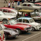 Zuschauer willkommen: Oldtimer-Fans können das „rollende Museum“ der ADAC Europa Classic 2024 an ausgewählten Punkten aus der Nähe besichtigen (Foto: ADAC Klassik)