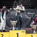 Leon Arndt (Mitte) feiert seinen Sieg und den Titelgewinn im ADAC Tourenwagen Junior Cup zusammen mit Mattis Pluschkell (links) und Julian Konrad (rechts). (Foto: ADAC Tourenwagen Junior Cup)