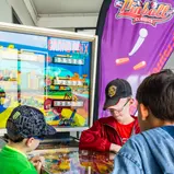 Nostalgie am ADAC Stand: Die Flipper-Automaten aus den 1960er Jahren waren bei Groß und Klein beliebt
