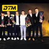 ADAC Vorstand Dr. Dieter Nirschel, Kiano Blum, Niklas Kalus, Tim Zimmermann, Leyton Fourie, Finn Zulauf, Felix Hirsiger, Thomas Voss (v-l)