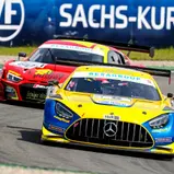 Josef Klüber / Kenneth Heyer (gelber Mercedes im Vordergrund) waren im zweiten Lauf der STT nicht zu bezwingen, Martin Zander (roter Audi im Hintergrund) hatte diese Rolle im ersten Heat inne. (Foto: STT)