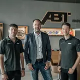 ABT Sportsline CEO Thomas Biermaier (Mitte) mit den beiden Fahrern für die DTM Saison 2023 (Foto: ABT Sportsline)
