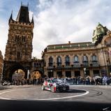 Zahlreiche Fans bejubelten das Defilee der Rallyefahrzeuge durch Prag. Ein Höhepunkt des Prologs der Central European Rally war auch das Come Together bei der Autogrammstunde am Rudolfinum