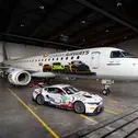 Rennwagen trifft auf Flugzeug: Der Ford Mustang GT3 von Fabio Scherer und der Jet im neuen DTM-Look