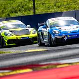 Joep Breedveld (vorne) gewann beide Rennen der Porsche Sprint Challenge Deutschland GT4, Tim Horrell (hinten) konnte seinen zweiten Platz hingegen nicht halten (Foto: Porsche Sports Cup)