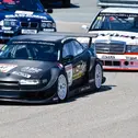 Der Opel Calibra von Peter Nickel mitten im Feld der Tourenwagen Legenden. (Foto: Tourenwagen Legenden)