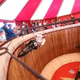 Stuntshows und Autogrammstunden locken zum Red-Bull-Rennzirkus