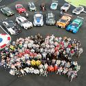 Fahrer und Fahrzeuge von fünf Serien zum Gruppenfoto am Lausitzring