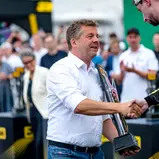 Sven Schulze (Ministerpräsident des Landes Sachsen-Anhalt) überreichte Mirko Bortolotti seinen Pokal
