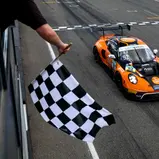 Der Neuseeländer Jaxon Evans überquerte mit seinem Porsche 911 GT3 R als Erster die Ziellinie