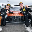 Tom Kalender und Elias Seppänen (l-r) bejubeln auf dem Hockenheimring ihren Titelgewinn