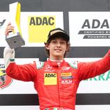 Andrea Kimi Antonelli (16/ITA/Prema Racing) und einer seiner Siegerpokale