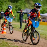 Bevor es auf die Motorräder geht, wird sich auf dem BMX Rad erwärmt