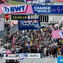 Die Besucher kurz vor Rennstart beim Gridwalk