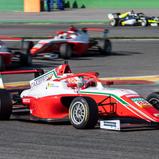 Rafael Camara (16/BRA/Prema Racing) biegt als Erster auf die Start-Ziel-Gerade ab