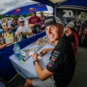 Der Lokalmatador Maximilian Spies hofft auf Spitzenplätze und steht den Fans bei der Autogrammstunde zur Verfügung