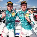 Salman Owega und Finn Wiebelhaus nach ihrem Sieg am Nürburgring