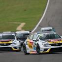 Jordi Oriola und Pierre-Yves Corthals wollen im Opel Astra TCR das Feld aufmischen