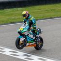 Fermín Aldeguer fährt als Sieger der Moto2-Klasse über die Ziellinie