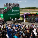 Großartige Stimmung bei den vielen Fans am DTM-Podium mitten im Fahrerlager 