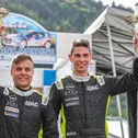 So sehen Champions aus: Timo Schulz (rechts) und sein Beifahrer Pascal Raabe