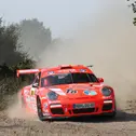Staub aufgewirbelt: Olaf und Alexandra Dobberkau gewannen im Porsche 911 GT3 vier der zwölf Wertungsprüfungen