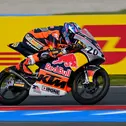 Fynn Kratochwil aus Thüringen fährt nach seinem Titelgewinn im Northern Talent Cup eine starke Debütsaison im Red Bull MotoGP Rookies Cup. (Foto: Gold & Goose / Red Bull Content Pool)