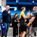 Ben Dörr und Bodybuilder-Ikone Markus Rühl (l-r) bei der „Pit Stop Tyre Change Challenge“