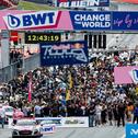 Die Besucher kurz vor Rennstart beim Gridwalk