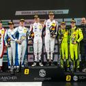 Das Podium: Alexander Schwarzer, Alexander Fach, Nico Hantke, Denis Bulatov, Simon Birch, Leo Pichler, Max Wiskirchen und Jannes Fittje (v.l.)