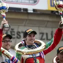 Rallye-Pilot Marijan Griebel feiert mit Co-Pilot Stefan Kopczyk den U28-EM-Titel