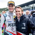 Laurin Heinrich und Teamchef Timo Bernhard (l-r) freuten sich über den zweiten Platz