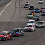 Am Start des ADAC Tourenwagen Junior Cup lag Moritz Groneck (Zweiter) noch hinter Julian Konrad (vorne), doch das sollte sich im Laufe des Rennens ändern (Foto: ADAC Tourenwagen Junior Cup)
