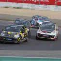 Kampf im Tourenwagen Junior Cup: Doppelsieger Tim Rölleke (22), Florian Vietze (50), Nick Hancke (10), Daniel Gregor (75)