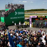 Großartige Stimmung bei den vielen Fans am DTM-Podium mitten im Fahrerlager 