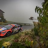 Auf den am Morgen noch feuchten Pisten gerieten mehrere Piloten neben die Strecke – darunter auch Thierry Neuville (Hyundai), der nach einem Ausritt die Führung einbüßte