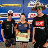 Maximilian Nagl ( Deutschland / Triumph / DÖRR MOTORSPORT TRIUMPH RACING POWERED BY KRETTEK ) und Maximilian Spies ( Deutschland / KTM / BECKER RACING ) beim ADAC MX Masters mit Janine, Konditorin der Torte, 150 ADAC MX Masters Veranstaltung
