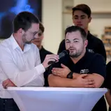 Moderator Swen Wauer im Gespräch mit Mike Szymura, Motorboot-Pilot der ADAC Stiftung Sport im Förderkader 2018, Essen Motor Show