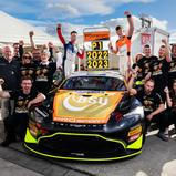 Die Champions zusammen mit ihrer Prosport Racing-Crew
