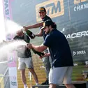 Die Champagnerdusche darf auch im virtuellen Motorsport nicht fehlen