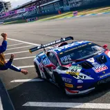 Jubel bei der Zieldurchfahrt: Der Lamborghini Huracán GT3 Evo 2 vom Liqui Moly Team Engstler Motorsport