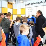Reges Treiben am Stand des ADAC