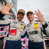 High Five: Gabriele Piana (li.) und Michael Schrey freuen sich über den fünften Saisonsieg