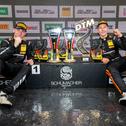 Tom Kalender und Elias Seppänen mit vielen neuen Pokalen für die Trophäensammlung